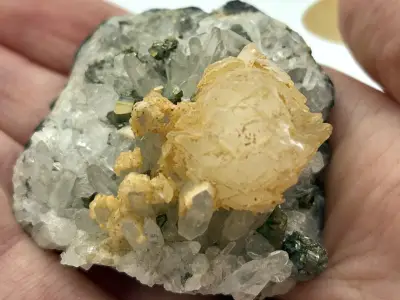 Kalcit, pyrit, křemen