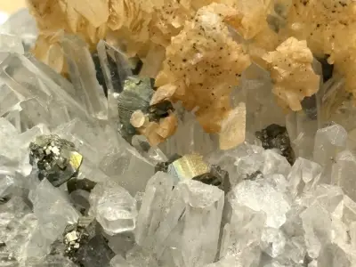 Kalcit, pyrit, křemen