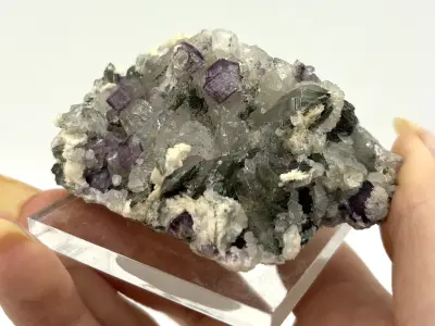 Fluorit, dolomit, křemen, arsenopyrit, kalcit